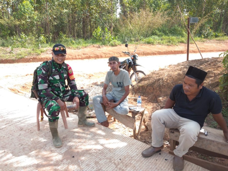 Babinsa Koramil 406-04/Muara Lakitan Jalin Komsos Dengan Tokoh Agama di Desa Binaan