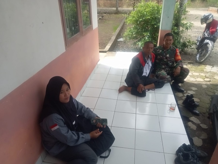 Babinsa Koramil 406-09/Terawas Melaksanakan Komsos Bersama Warga Di wilayah Binaan.