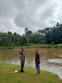 Pastikan Arus Sungai. Babinsa Koramil 406-08/Lubuklinggau Serma Lukman Melaksanakan Kegiatan Gulbencal Di Wilayah binaan.