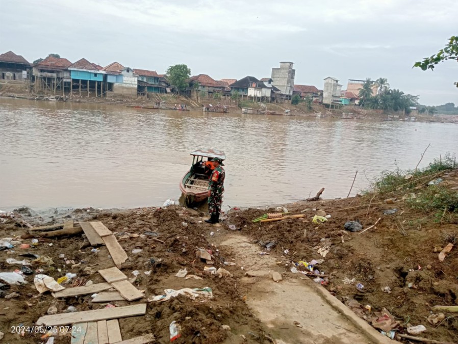 Giat rutin babinsa monitoring kegiatan Gulbencal pengecekan debit air sungai rawas.