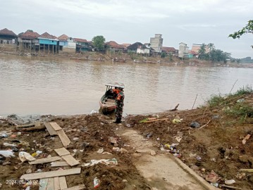 Giat rutin babinsa monitoring kegiatan Gulbencal pengecekan debit air sungai rawas.