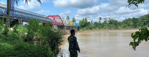 Antisipasi luapan sungai, babinsa monitoring kegiatan Gulbencal pengecekan debit air sungai rawas.