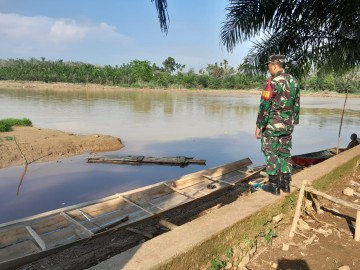 Rutinitas Babinsa dalam antisipasi bencana banjir, Babinsa melaksanakan monitoring kegiatan Gulbencal pengecekan debit air sungai rawas.