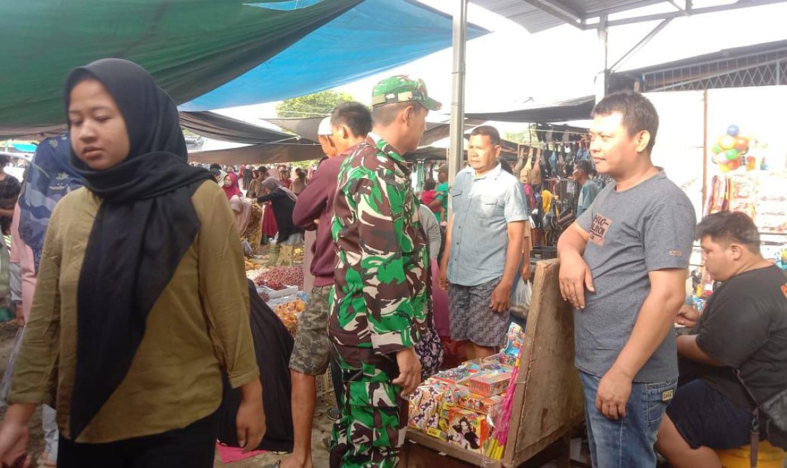 Terjun Langsung Ke Pasar Tradisional, Babinsa Cek Harga Sembako