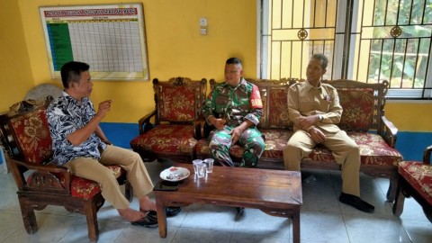 Komsos di Kantor Desa, Babinsa Tingkatkan Kerjasama Yang Baik Dengan Aparat Desa