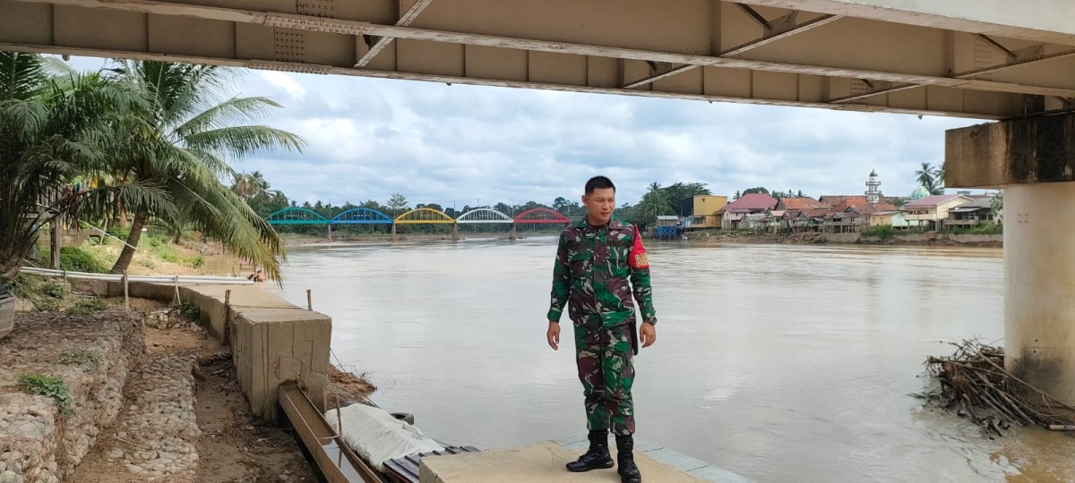 Rutinitas Babinsa dalam antisipasi bencana banjir, Babinsa melaksanakan monitoring kegiatan Gulbencal pengecekan debit air sungai rawas.