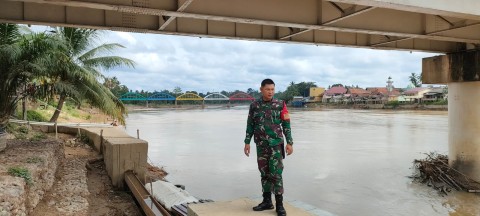 Rutinitas Babinsa dalam antisipasi bencana banjir, Babinsa melaksanakan monitoring kegiatan Gulbencal pengecekan debit air sungai rawas.