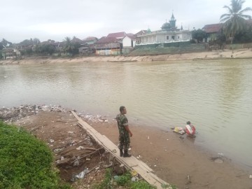 Babinsa melaksanakan kegiatan gulbencal dan Rutin Pantau Debit Air Sungai rawas