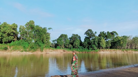 Babinsa melaksanakan monitoring kegiatan Gulbencal pengecekan debit air sungai rawas.