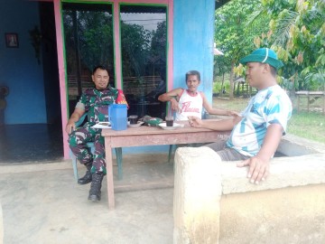 Sertu Yusuf jalin Komsos Dengan Tokoh Masyarakat Di Wilayah Binaan.