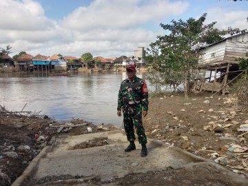 Rutinitas Babinsa melaksanakan monitoring kegiatan Gulbencal pengecekan debit air sungai rawas.