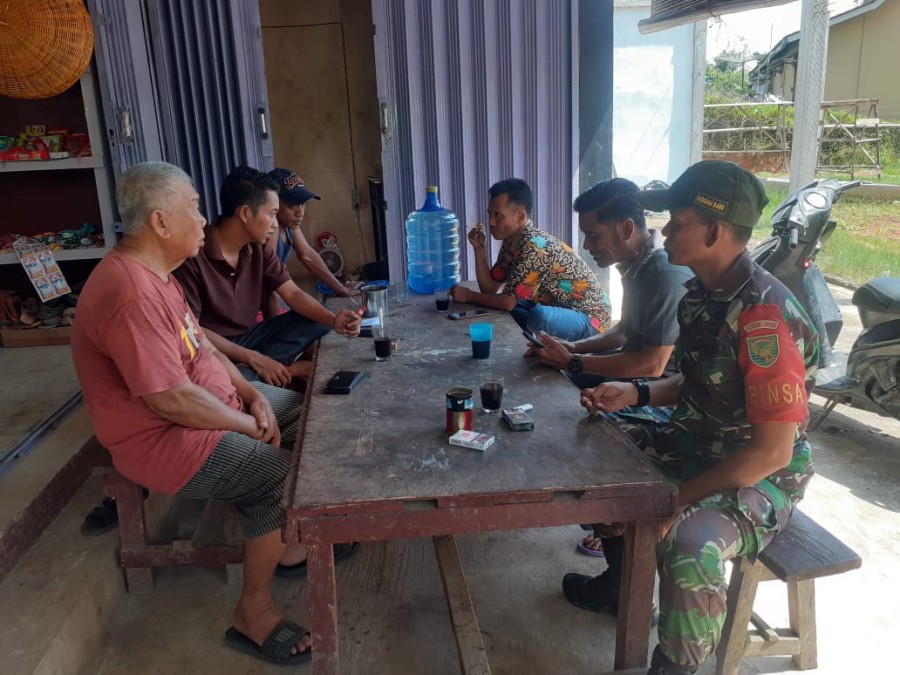 Jalani rasa keakraban dengan masyarakat Binaan, Babinsa melaksanakan kegiatan komunikasi sosial(komsos)