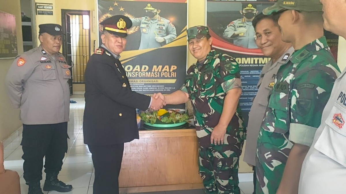 Danramil Dan Babinsa Koramil 406-02/rawas ilir Berikan Surprise Ke Polsek karang Dapo.