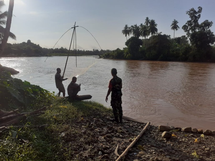 Tingkatkan kewaspadaan bencana banjir Babinsa melaksanakan kegiatan gulbencal dan Rutin Pantau Debit Air Sungai rawas