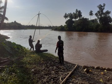 Tingkatkan kewaspadaan bencana banjir Babinsa melaksanakan kegiatan gulbencal dan Rutin Pantau Debit Air Sungai rawas