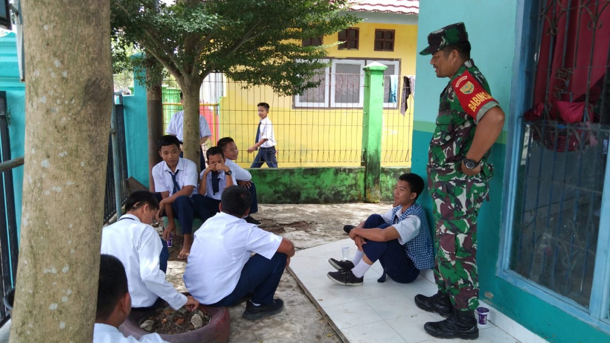Babinsa Beri Arahan Tentang Kedisiplinan Sejak Dini Kepada Anak Sekolah