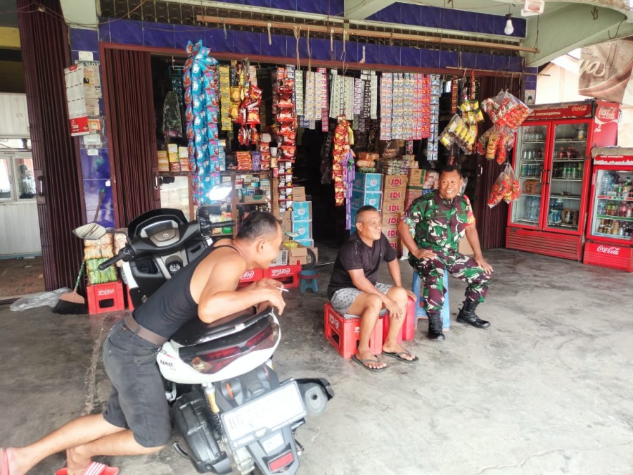 Ciptakan Keharmonisan Babinsa Komsos Dengan masyarakat desa binaan.