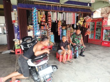 Ciptakan Keharmonisan Babinsa Komsos Dengan masyarakat desa binaan.