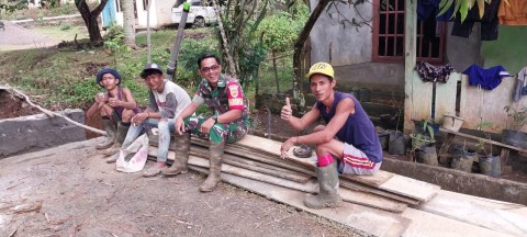 Babinsa Gotong Royong Membuat Gorong Gorong bersama Warga Masyarakat