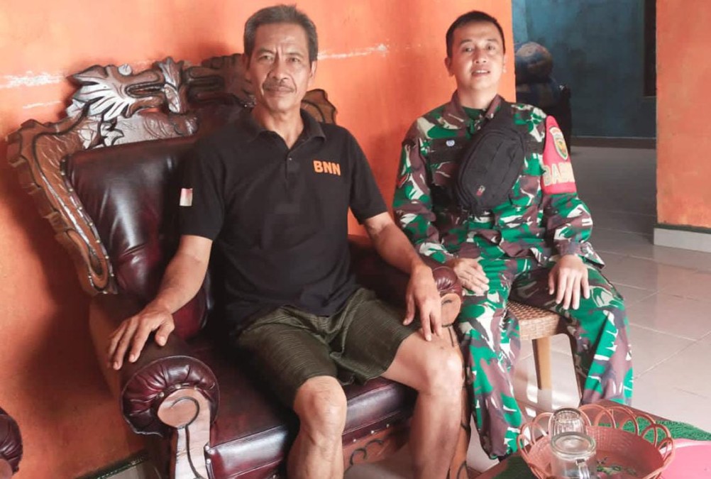 Menjalin Silaturahmi, Babinsa Komsos dengan Tokoh Masyarakat Di wilayah desa binaan