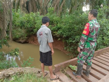 Antisipasi banjir Seda Ade Hermawan Babinsa Koramil 406-07/jayaloka bersama mitra karib Patroli cek Debit Air di Wilayah Binaan.
