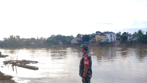 Antisipasi banjir akibat luapan sungai Babinsa melaksanakan monitoring kegiatan Gulbencal pengecekan debit air sungai rawas.