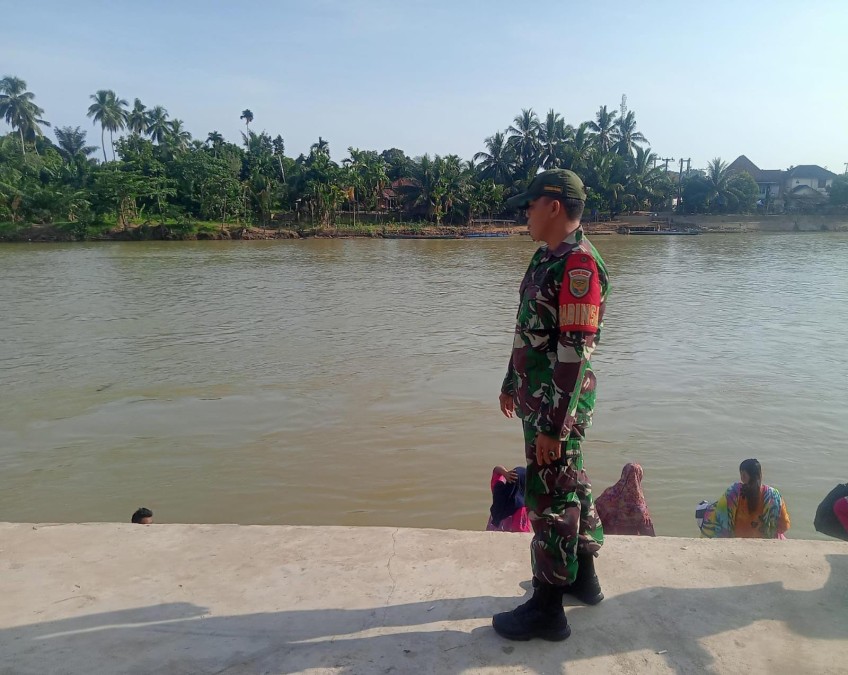 Tingkatkan kewaspadaan bencana banjir Babinsa melaksanakan kegiatan gulbencal dan Rutin Pantau Debit Air Sungai rawas