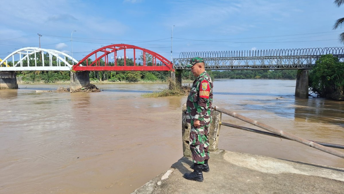 Babinsa melaksanakan monitoring kegiatan Gulbencal pengecekan debit air sungai rawas.
