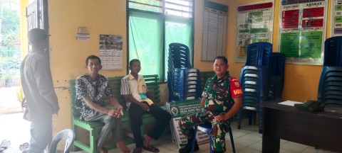 Jalin Keakraban dengan Warga, Babinsa Komsos di Wilayah Desa Binaan