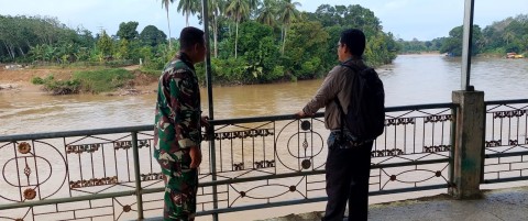 Tingkatkan kewaspadaan bencana banjir Babinsa melaksanakan kegiatan gulbencal dan Rutin Pantau Debit Air Sungai rawas