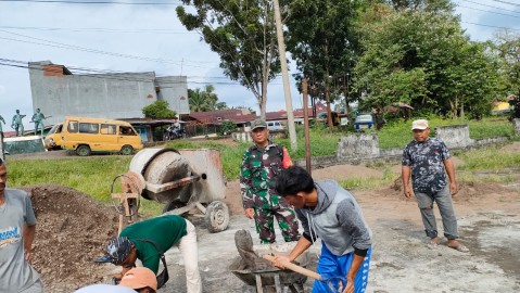 Babinsa Bantu Warga Bangun Gedung Serba Guna di wilayah binaan