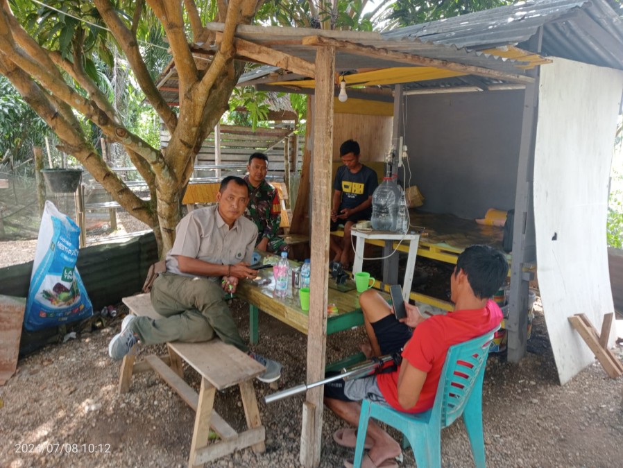Babinsa melaksanakan kegiatan komsos dan silaturahmi ke masyarkat Desa Bahas Tentang Keamanan Dan ketertiban di wilayah desa binaan.