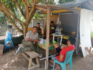 Babinsa melaksanakan kegiatan komsos dan silaturahmi ke masyarkat Desa Bahas Tentang Keamanan Dan ketertiban di wilayah desa binaan.