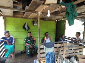 Jalin Keakraban dengan Warga, Babinsa Komsos di Wilayah Desa Binaan