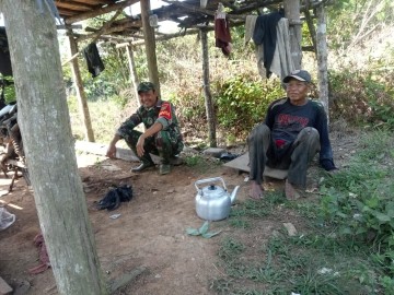 Tidak Mandang Tempat, Babinsa Sambangi Warga Komsos di kebun masyarakat