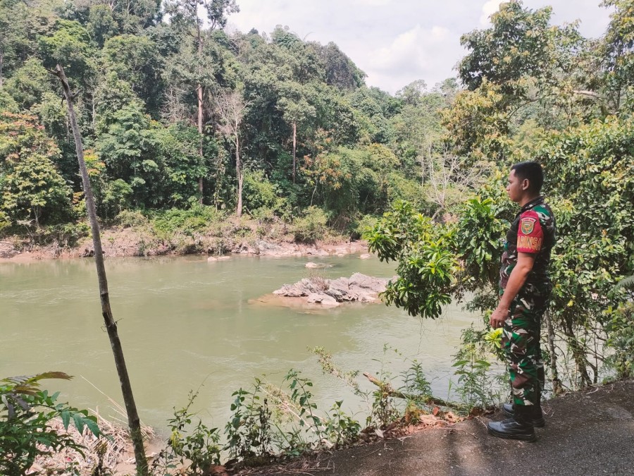 Tingkatkan kewaspadaan bencana banjir Babinsa melaksanakan kegiatan gulbencal dan Rutin Pantau Debit Air Sungai rawas