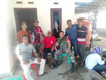 Tugas Rutin Babinsa. Serda Indrawan K Babinsa Koramil 406-09/Terawas Melaksanakan Komsos Di Wilayah Binaan.