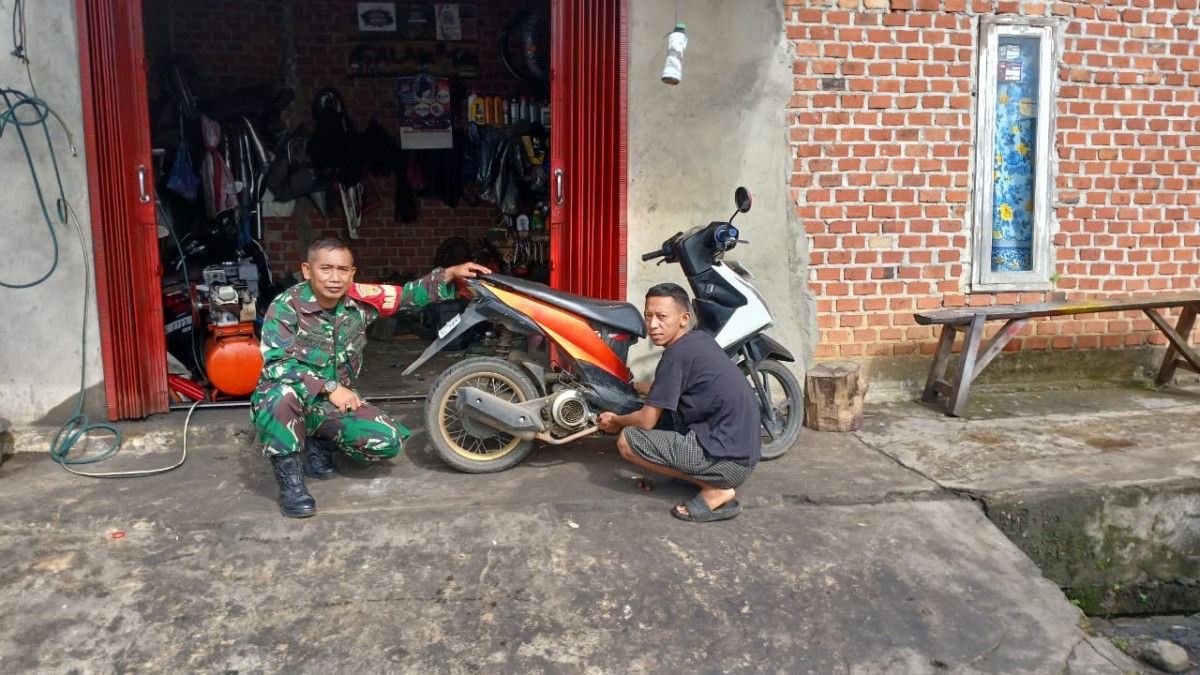 Rutin Babinsa Komsos. Babinsa Koramil 406-08/Lubuklinggau Sertu amdan Melaksanakan Komsos Di wilayah Binnan.