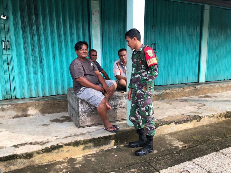 Babinsa melaksanakan kegiatan komsos dan silaturahmi ke masyarkat Desa Bahas Tentang Keamanan Dan ketertiban di wilayah desa binaan.