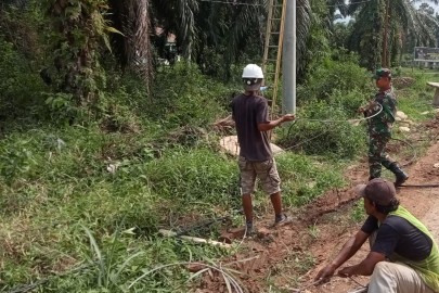 Babinsa Koramil 406-02/rawas ilir Mendampingi Petugas PLN Memperbaiki Kabel Listrik Yang Rusak