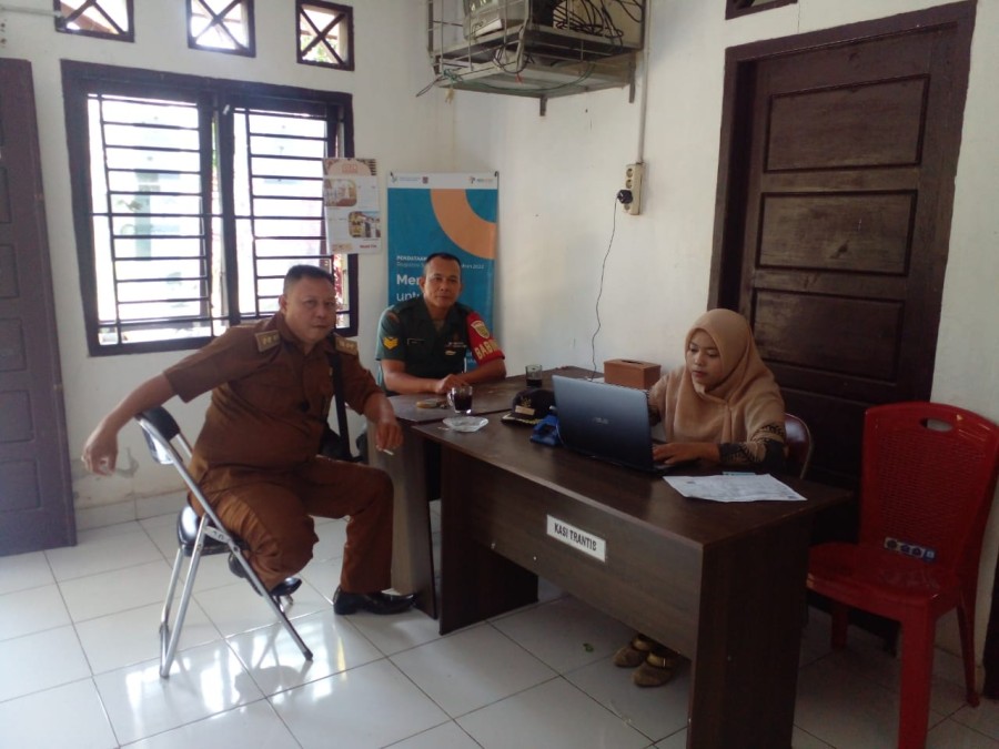 Rutin Babinsa Pantau Desa Binaan. Babinsa Koramil 406-08/Lubuklinggau Serka Yudi Santoso Melaksanakan Komsos Di wilayah Binnan.