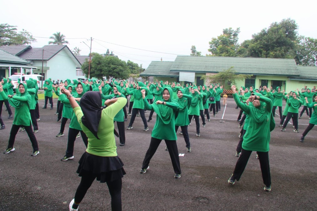 Jum’at Sehat Personel Kodim 0406/Lubuklinggau dan Persit KCK Cabang XVII Melaksanakan Olahraga Senam Sehat