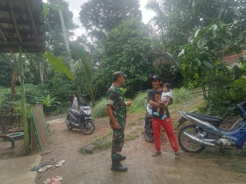 Melalui Komsos Babinsa Ajak Warga Jaga Kebersihan lingkungan