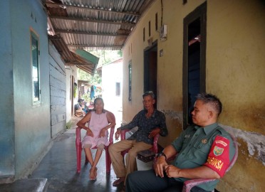 Komunikasi sosial Tugas Mereka. Babinsa koramil 406-08/Lubuklinggau Sertu Cecep Anjangsana Ke Rumah warga.