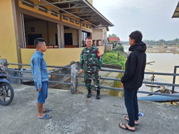 Babinsa melaksanakan komsos, giat mengingatkan penting nya menjaga kesehatan