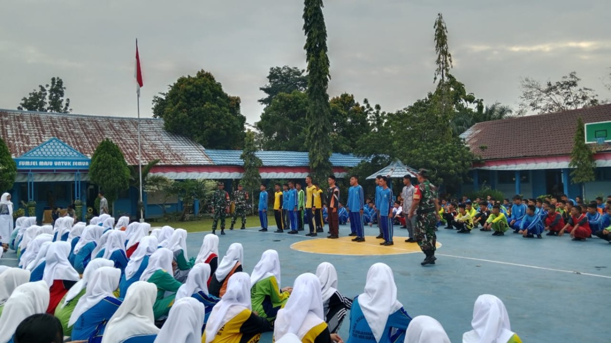 Kepedulian Babinsa. Babinsa Koramil 406-09/Terawas Memberikan Pembelajaran Wawasan Kebangsaan Dan Baris berbaris.