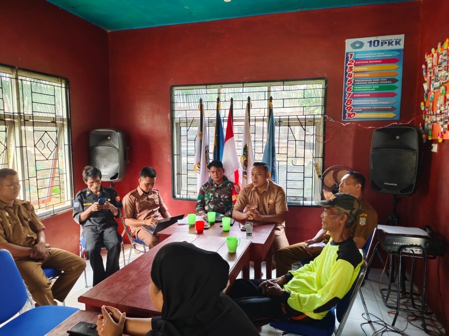 Untuk meningkatkan keamanan bersama babinsa dan Kepala Desa (kades) melaksanakan Komsos Dengan warga Desa, Bahas Keamanan dan Ketertiban wilayah