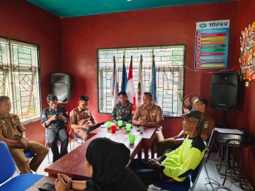 Untuk meningkatkan keamanan bersama babinsa dan Kepala Desa (kades) melaksanakan Komsos Dengan warga Desa, Bahas Keamanan dan Ketertiban wilayah