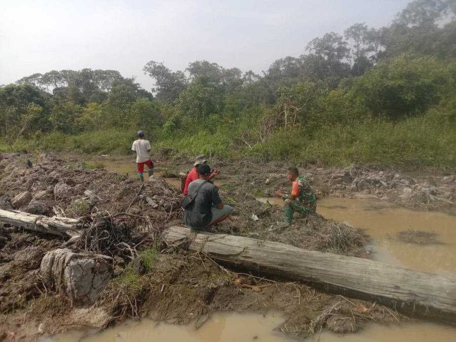 Antisipasi Banjir Babinsa 04/Muara Lakitan patroli Saluran Air