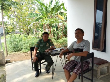 Bincang santai. Babinsa koramil 406-08/Lubuklinggau Serda Purwoko Anjangsana Ke Rumah warga.